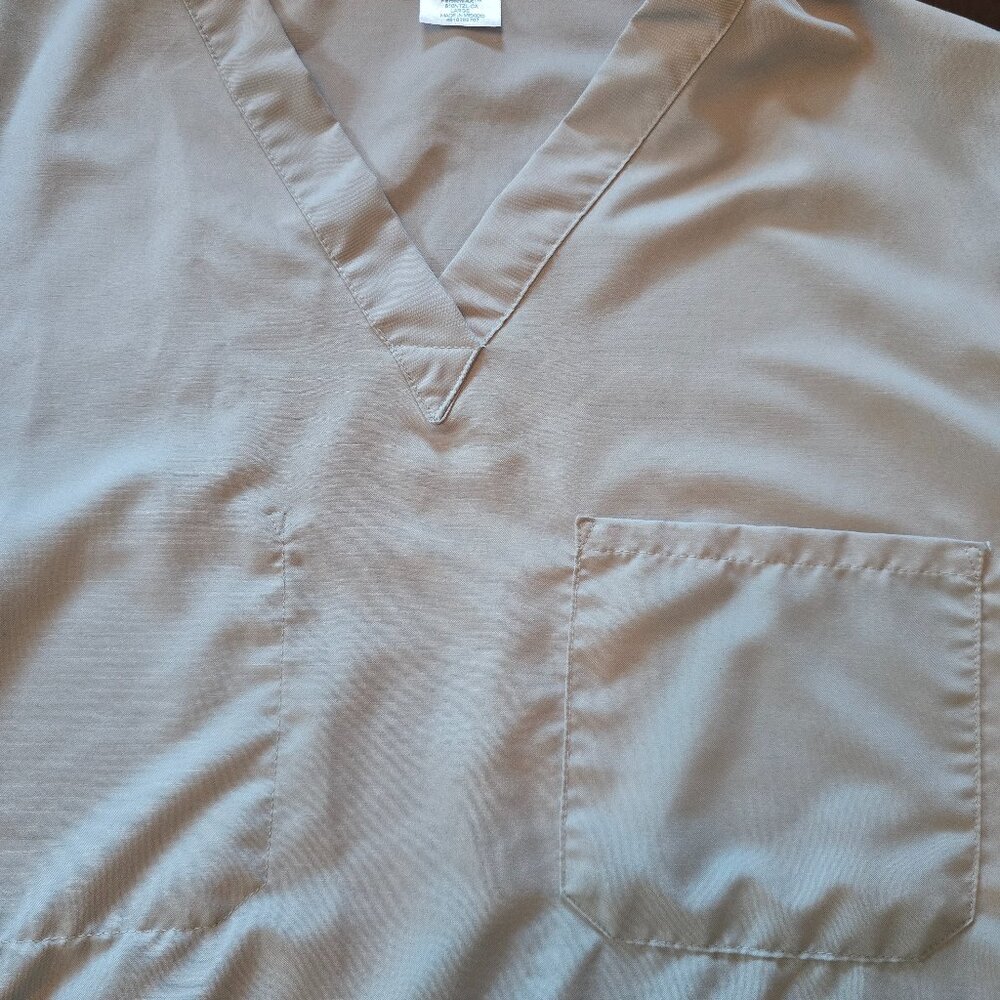 Medline Performance Stretch Gray Men’s Scrub Top, Size Large, Like New